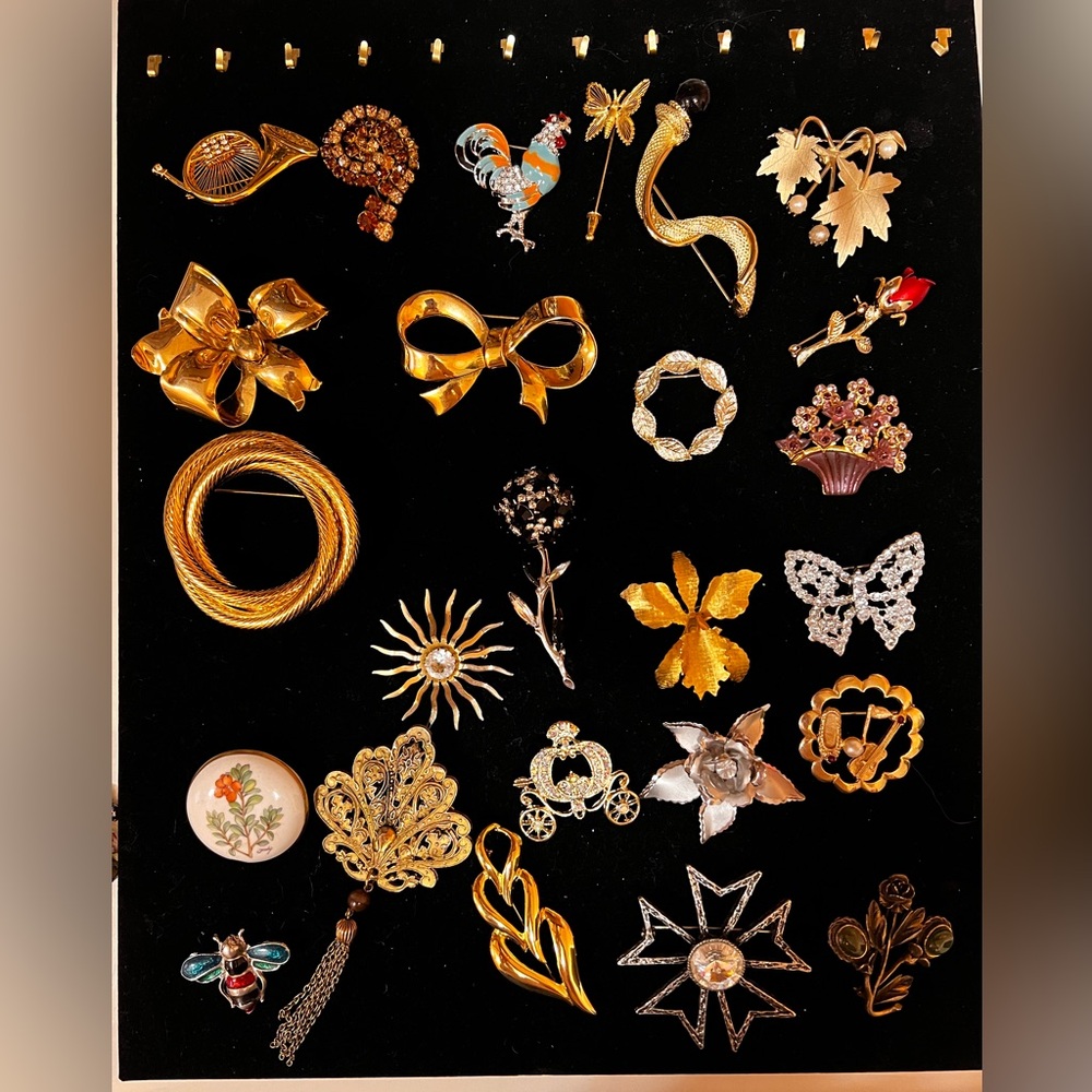 25 lapel pin brooches, 1 MONET, others unsigned